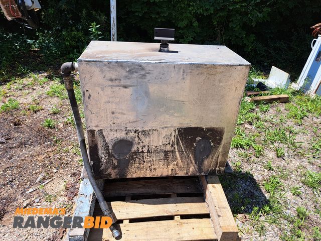 Lot 30-103 - Aluminum hydraulic tank - in good condition 34" width x 30.5" height x 16" depth