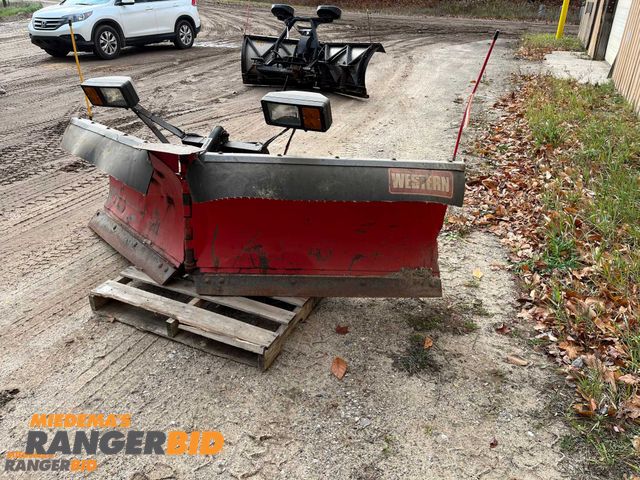 Lot 30-860 - Western V Plow 8'6" Municipality owned, Seller will load.