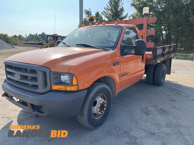 Lot 30-1807 - 2001 Ford F-350 Regular Cab Pickup Truck Flatbed Pickup Truck RWD