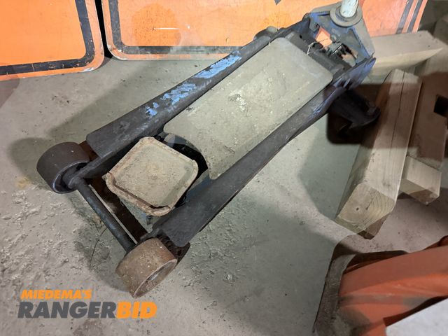 Lot 30-3919 - Floor Jack