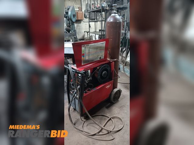 Lot 30-12002 - Lincoln 216 Mig Welder comes with welding table and vise Lincoln Mig 216 welder with
welding table a...