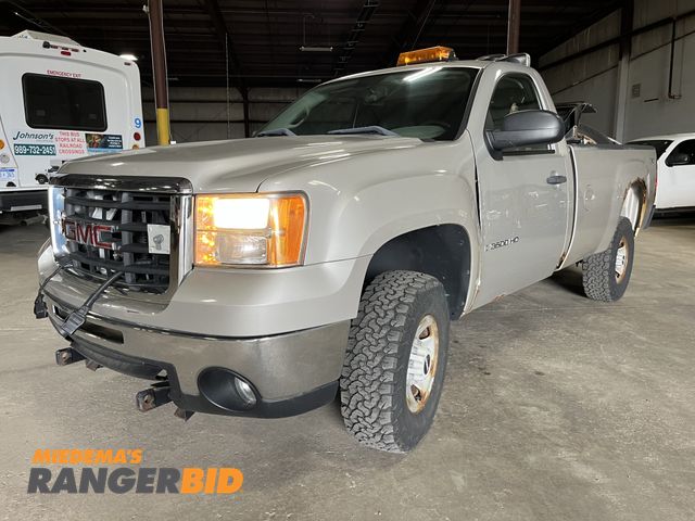 Lot 30-1622 - 2008 GMC Sierra 3500 SLT with plow, 85,839 miles Regular Cab Long Box Pickup Truck 4x4