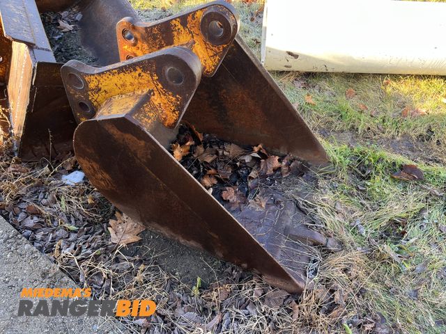 Lot 30-4948 - 24" Backhoe Bucket .