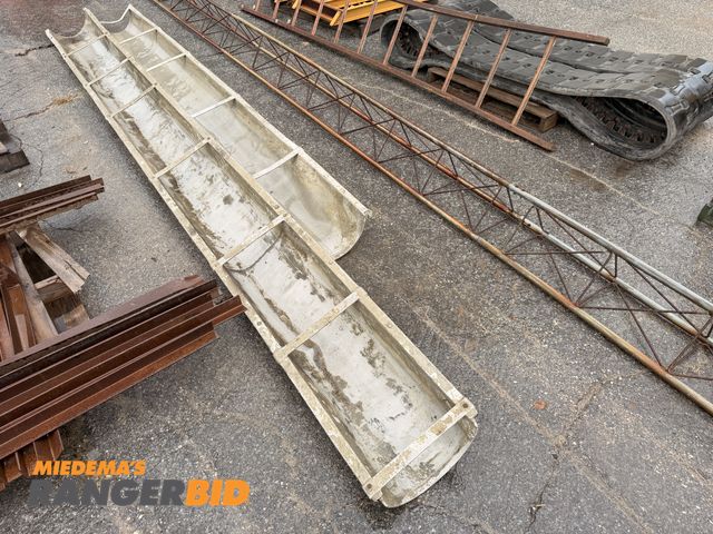 Lot 30-3276 - 2 concrete chutes