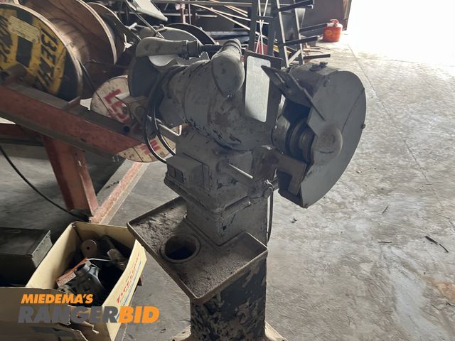 Lot 30-765 - Heavy duty pedestal grinder