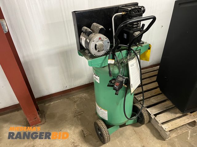 Lot 30-531 - SpeedAire 4YN50B 26 gallon Air Compressor