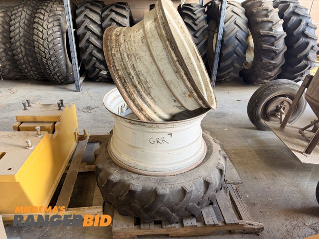 Lot 30-3055 - Set of 2 rims and 1 tire