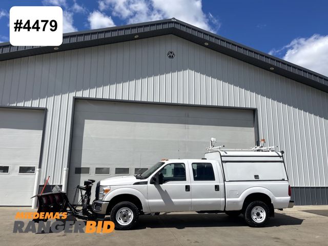 Lot 30-11273 - 2016 Ford F250 Crew Cab With a Western V-Blade Snow Plow Pickup Truck 4x4 The truck has an 8-cyl gas...