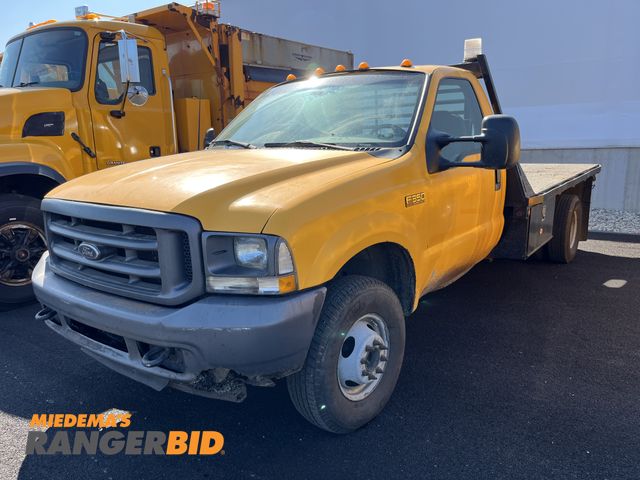 Lot 30-1480 - 2002 Ford F-350 Regular Cab Flatbed Pickup Truck 4x4