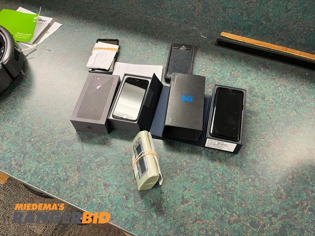 Lot 30-3361 - 2 Apple, Samsung I Phone, and S8 comes with 2 additional cell phones.