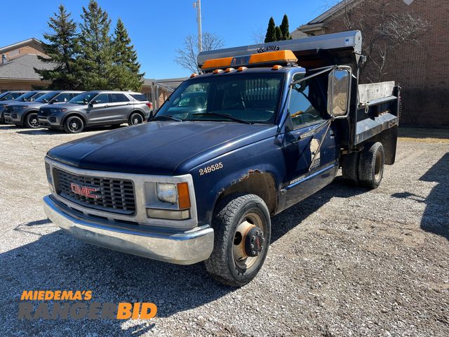 Lot 30-476 - 1995 GMC Sierra C/K 3500 with a 5.7L V8 OHV 16V engine. Regular Cab Dump Bed Pickup Truck RWD