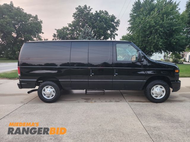 Lot 30-1264 - 2009 Ford E250 Super Duty E Series Transport  Passenger Van RWD