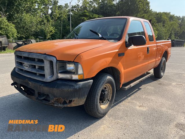 Lot 30-671 - 2004 Ford F-250 SD with a 5.4L V8 SOHC 16V engine. Extended Cab Pickup Truck RWD