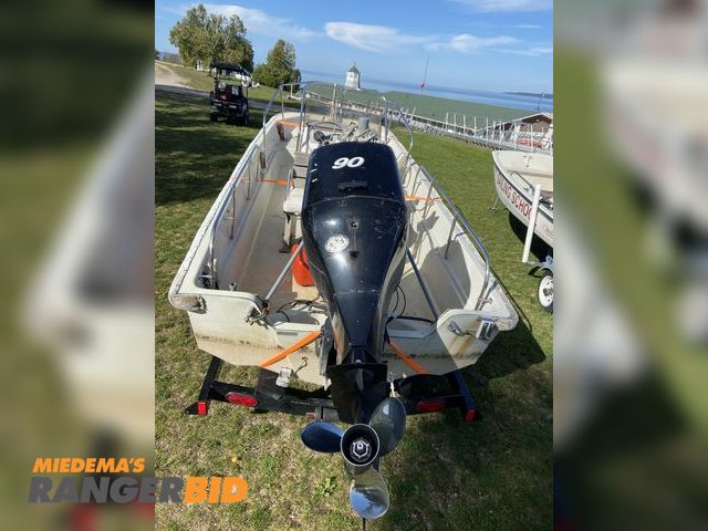 Lot 30-10779 - 1981 Boston Whaler Montauk Open Bow