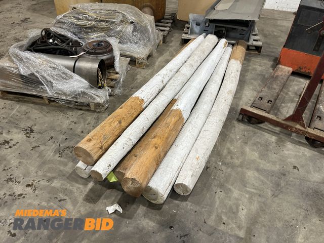 Lot 30-4644 - Lot includes 8 wooden posts.