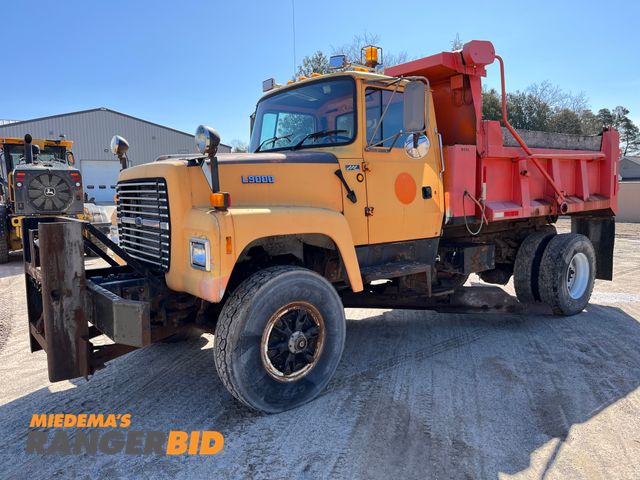 Lot 30-2204 - 1996 Ford L9000 4x2 with a 10.0L L6 DIESEL engine. Dump Truck