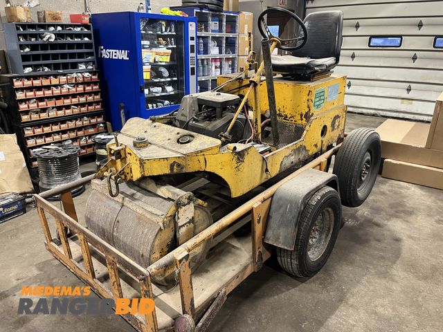 Lot 30-4801 - Mauldin 34" Roller