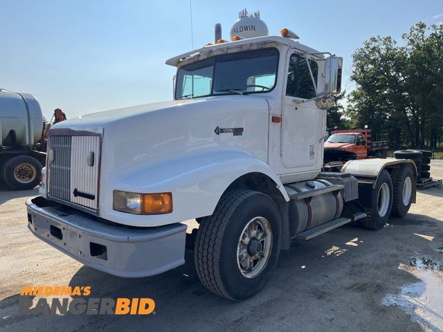 Lot 30-1809 - 1994 International 9400 SBA 6x4 Michigan Special 68,896 miles Semi Truck