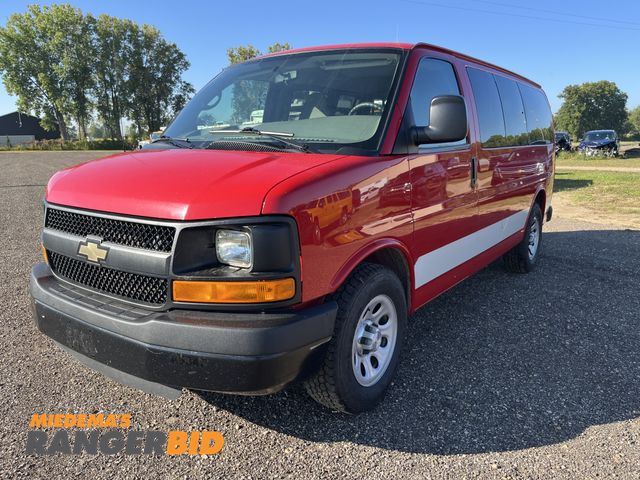 Lot 30-1562 - 2014 Chevrolet Express LS Passenger Van AWD
