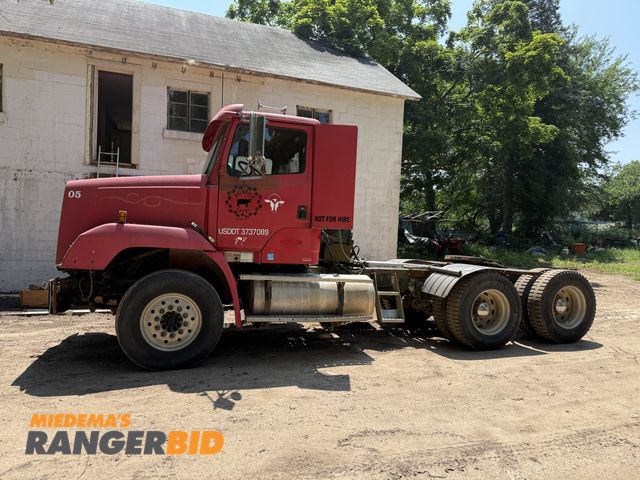 Lot 30-10529 - 1999 Freightliner FLC112 with a 11.1L L6 DIESEL engine. Day Cab Semi Truck