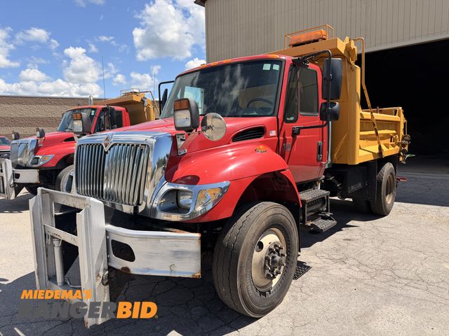 Lot 30-3548 - 2003 International 7400 4X2 Dump Truck