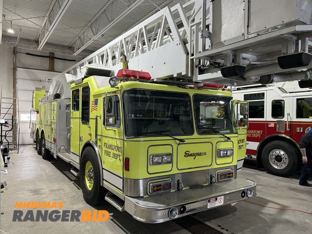 Lot 30-5043 - 1992 Seagrave Ladder Truck Fire Truck