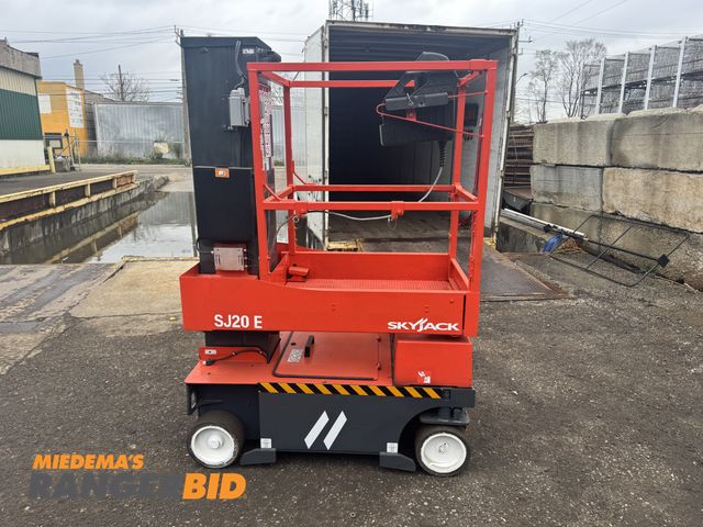 Lot 30-2251 - 2023 Skyjack Sj 20 E Scissor Lift 2023 skyjack 20 ft high platform AC motor 154h see video below