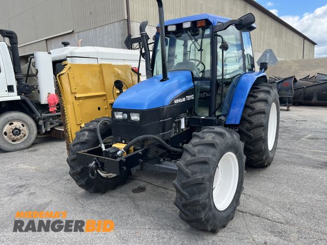 Lot 30-1729 - 2001 New Holland TS110 Tractor