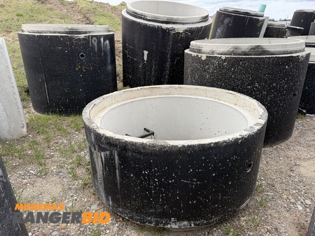 Lot 30-5864 - Lot of (4) concrete manhole tubes with 4' entry and steps, each measures 40.5" tall, 24" tall, 47.5"...