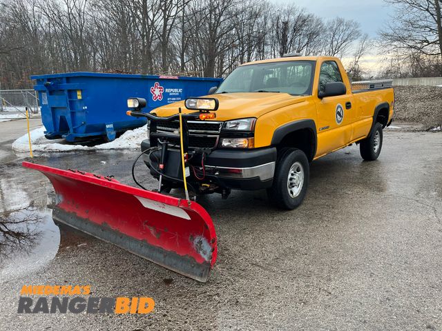 Lot 30-2486 - 2006 Chevrolet Silverado 2500HD with a 6.0L V8 OHV 16V engine. LS Regular Cab Long Box Plow Truck 4x...