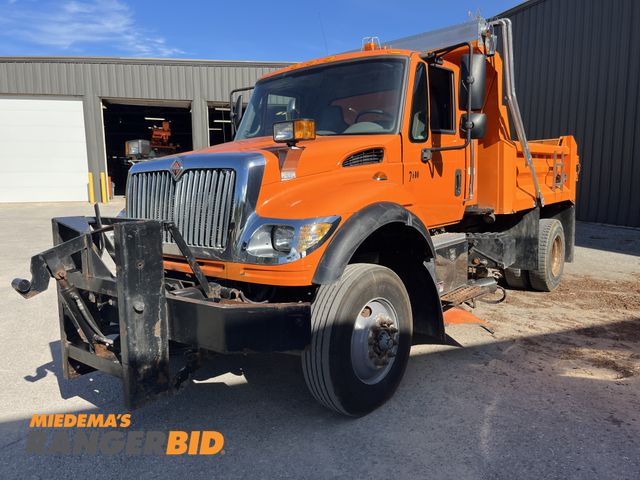 Lot 30-2098 - 2006 International 7600 4X2 Low miles and hours Dump Truck
