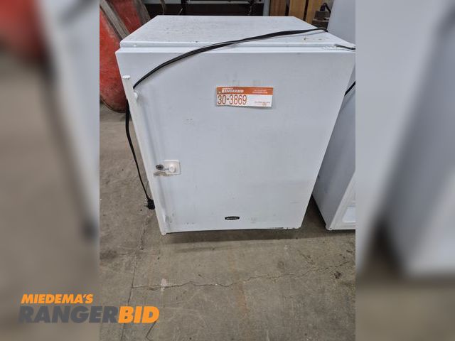 Lot 30-3869 - Marvel 6ADA7026 Mini Refrigerator Marvel Mini Fridge