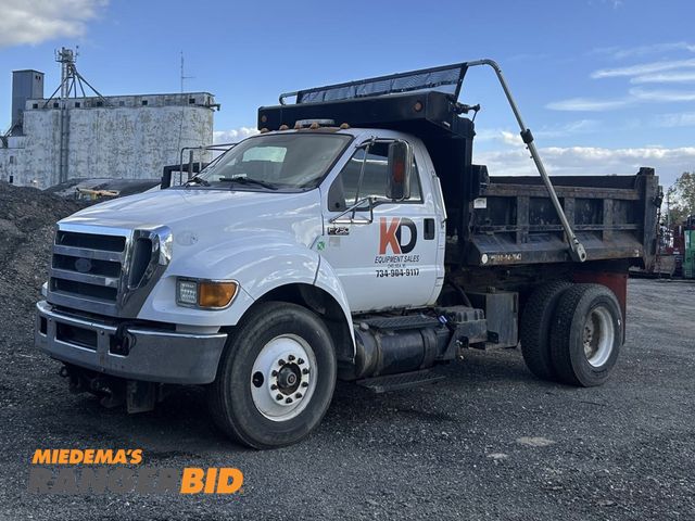 Lot 30-10902 - 2015 Ford F750 Dump Truck Runs, drives. Central hydraulics. Auto trans. Cummins engine. 22,000 miles...