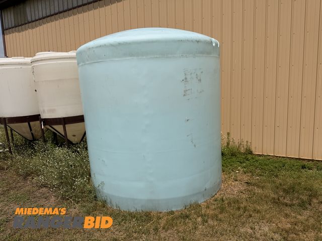 Lot 30-3815 - 2500 Gallon Poly Tank no leaks
