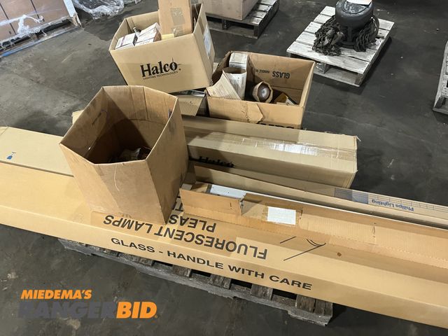 Lot 30-1052 - Pallet of Fluorescent Bulbs