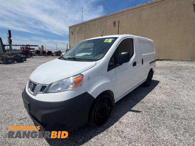 Lot 30-JX144 - 2018 Nissan NV200 Cargo Van FWD 2018 Nissan NV200 with 254706 miles. Windshield is cracked. Fuel doo...