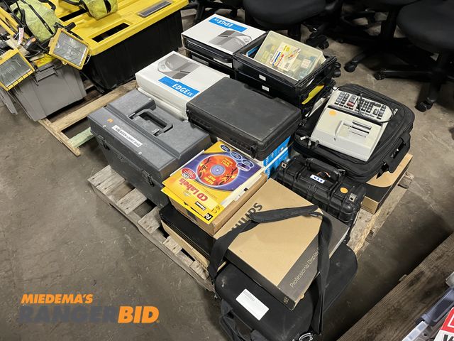Lot 30-4977 - Lot includes everything on this pallet. See pics