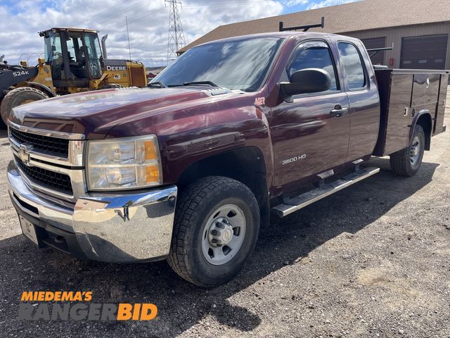 Lot 30-2087 - 2009 Chevrolet Silverado 3500 Extended Cab Pickup Truck 4x4