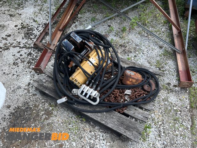 Lot 30-710 - Ingersoll-Rand Hoist