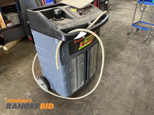Lot 30-3872 - Snap-On EESE336 Coolant Exchanger In working condition. Municipality owned.