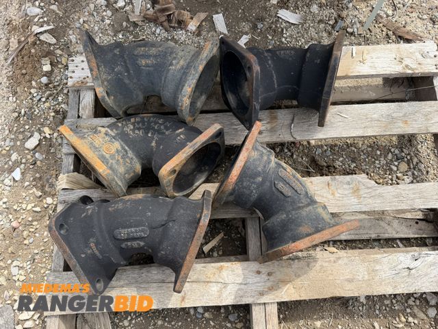 Lot 30-5792 - Lot of (6) 4", 90° cast iron elbows.