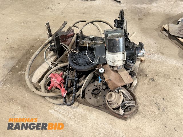 Lot 30-1744 - Tar distributer parts