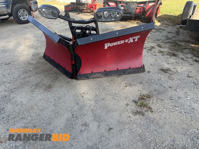 Lot 30-10721 - Boss XT Polly V-Blade works great 8'2"