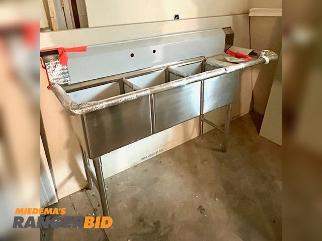 Lot 30-05 - 1 New Sauber Select PA1632 Stainless Steel Commercial sink with pre-rinse
