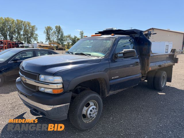 Lot 30-3682 - 2001 Chevrolet Silverado Regular Cab Dump Bed Pickup Truck RWD