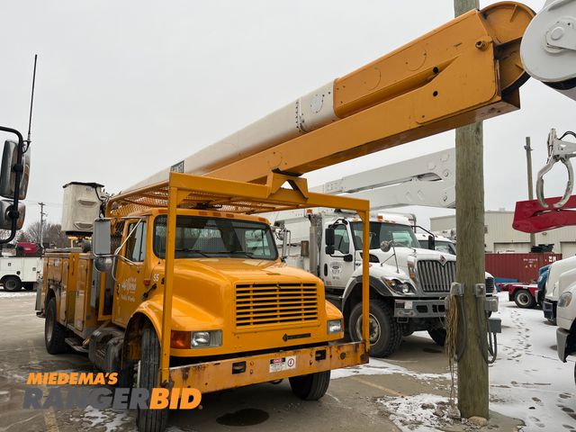 Lot 30-2796 - 2001 International 4700 with a 7.6L L6 DIESEL engine. 60' HI Ranger Boom Truck / Bucket Truck / Aeri...