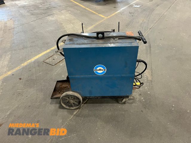Lot 30-3460 - 1 Miller Millermatic 200 Miller Mig Welder Works, but feed can be a little finicky
