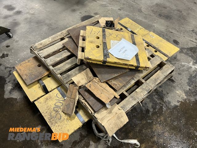 Lot 30-4265 - Pallet of Loader Cutting Edges