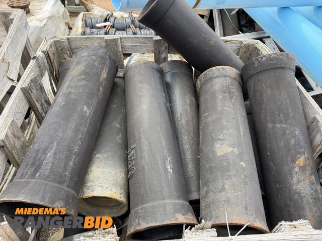 Lot 30-5825 - Lot of approx. (20) 6" diameter x 26" deep threaded cast iron pipes with 7.5" diameter flare on one ...