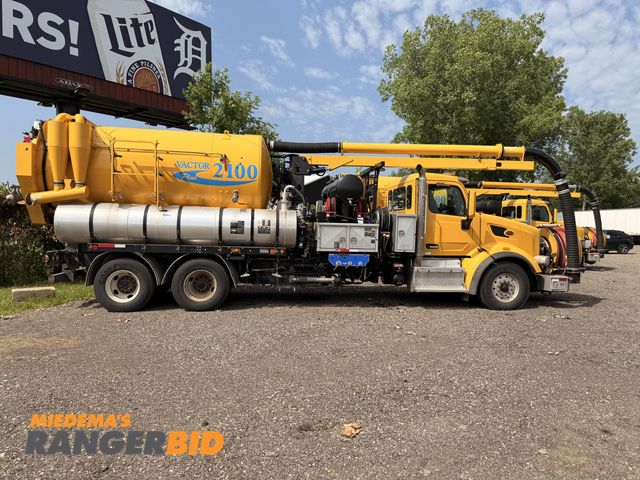 Lot 30-3421 - 2017 Peterbilt 567 6x4 Vactor 2115 Plus  Combo Guzzler